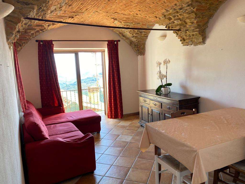 Porzione di casa ristrutturata con terrazzi e giardino - foto 1
