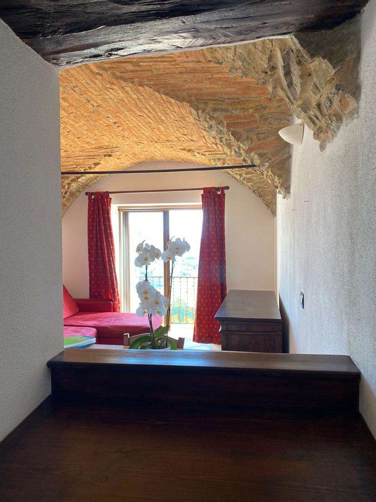 Porzione di casa ristrutturata con terrazzi e giardino - foto 3