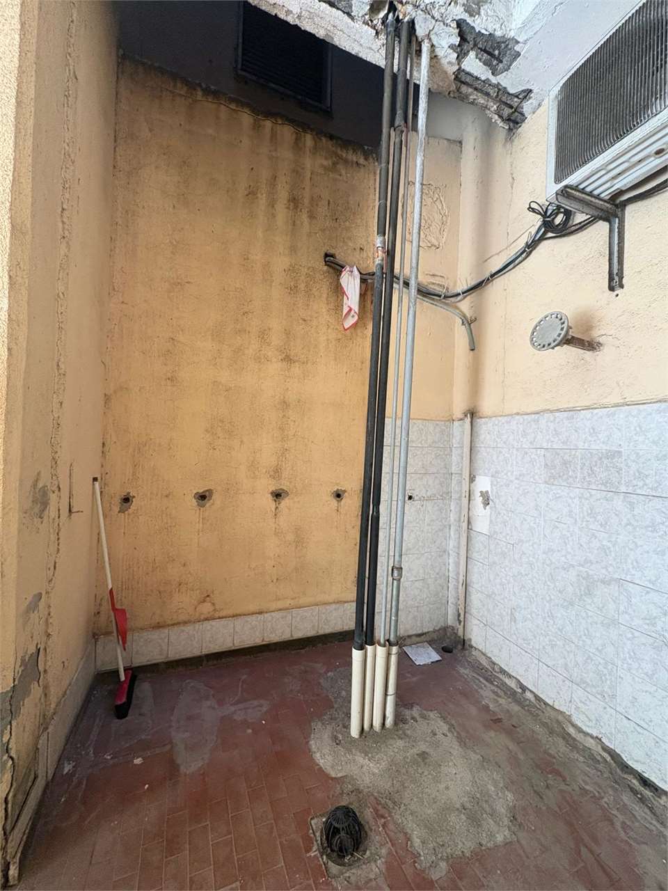 Magazzino con accesso carrabile in centro - foto 3