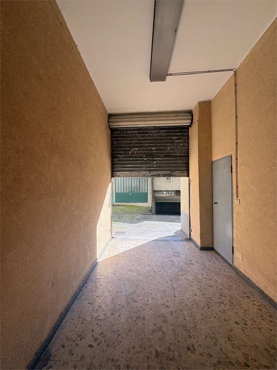 Magazzino con accesso carrabile in centro - foto 1