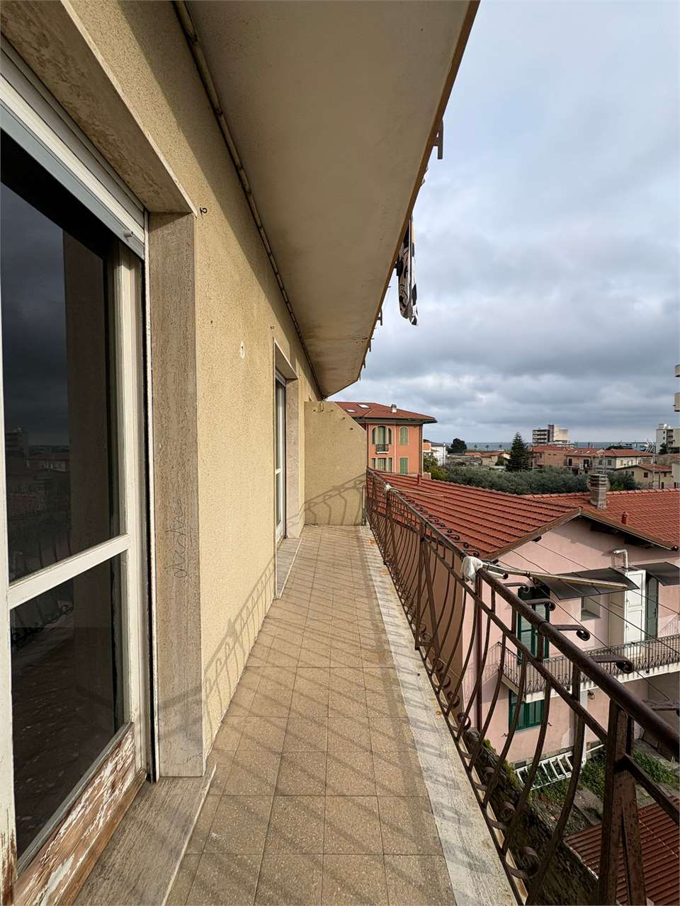 Appartamento con due camere e due balconi in centro - Foto 15