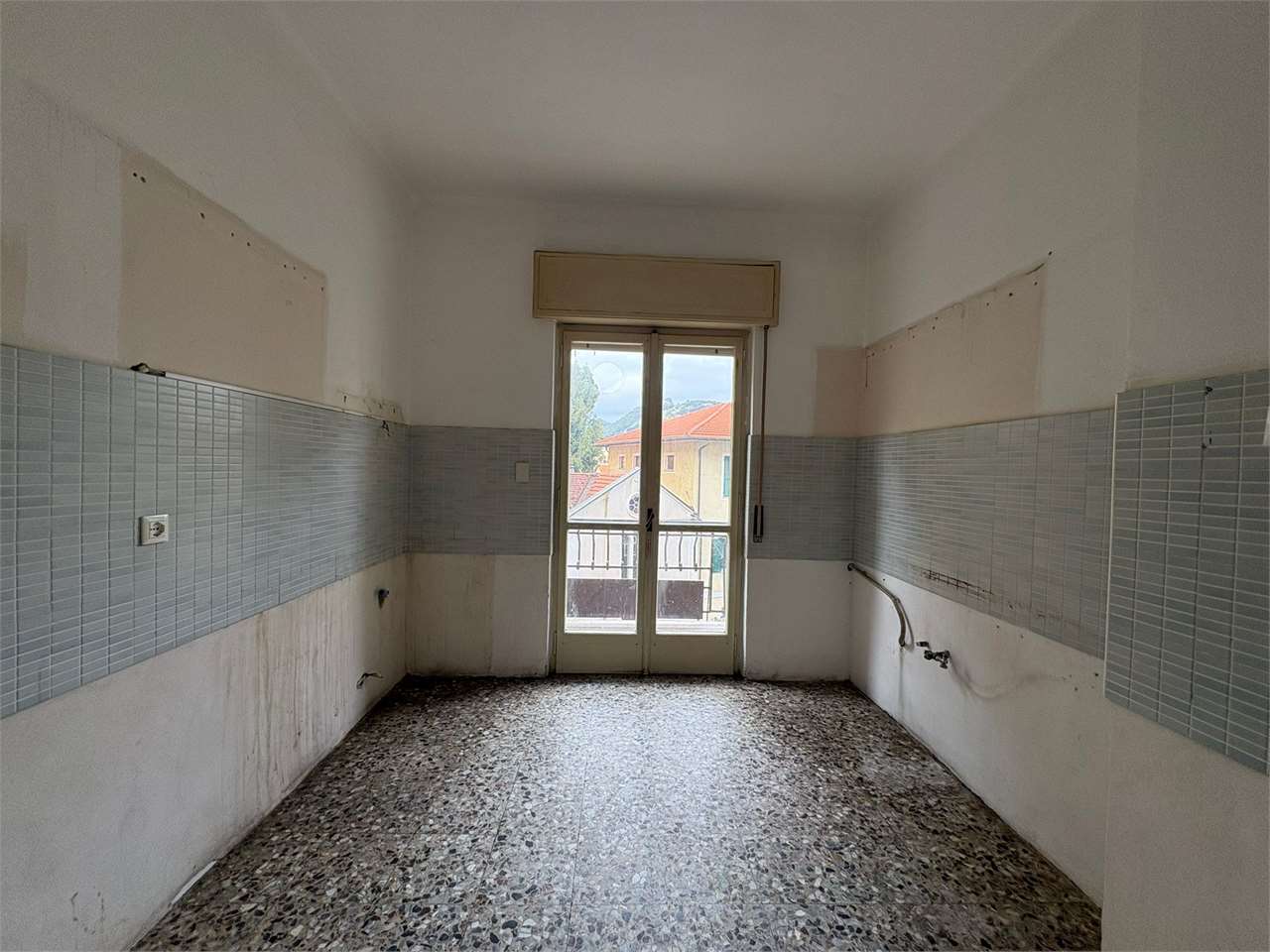 Appartamento con due camere e due balconi in centro - Foto 10