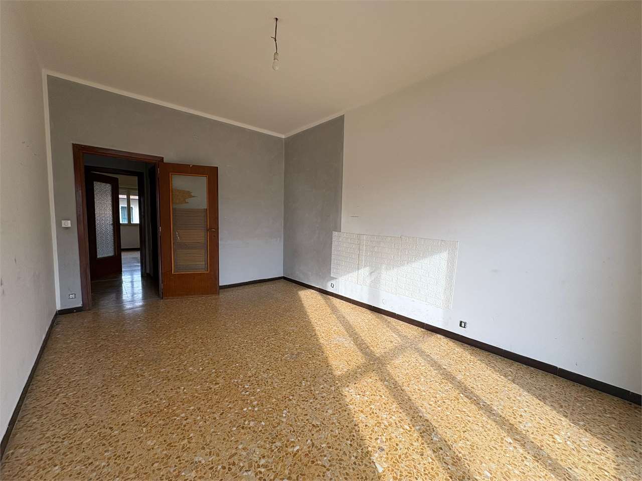 Appartamento con due camere e due balconi in centro - foto 5
