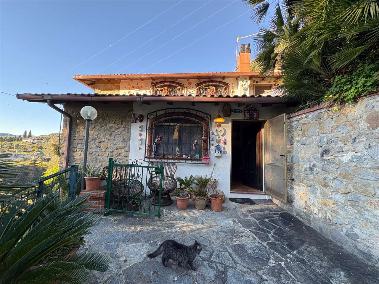 Villa con due alloggi e terreno a Sasso - foto 1