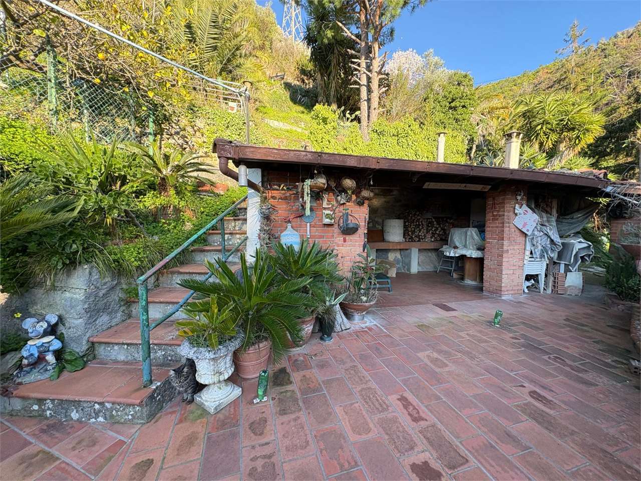 Villa con due alloggi e terreno a Sasso - foto 4