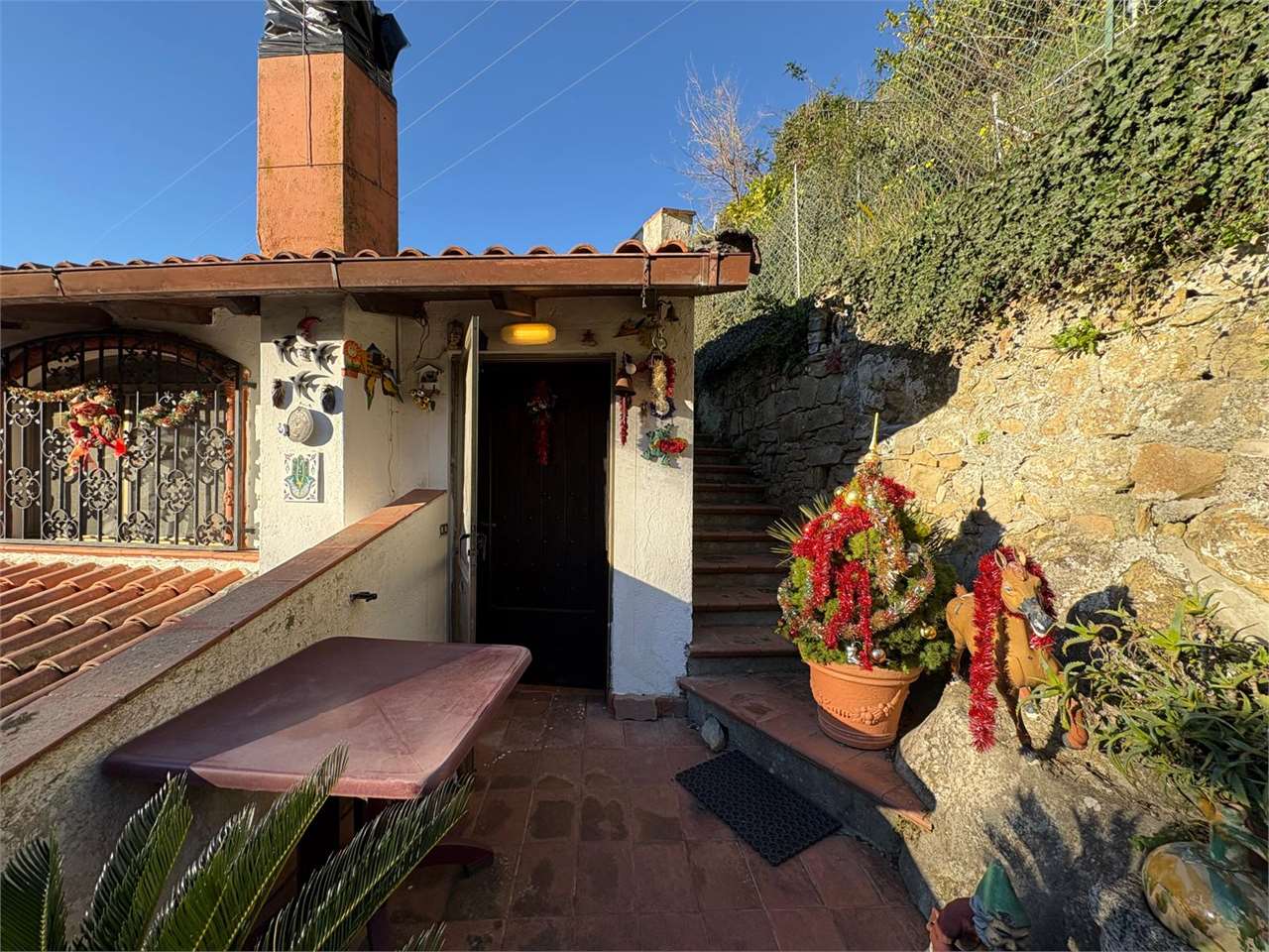 Villa con due alloggi e terreno a Sasso - foto 2