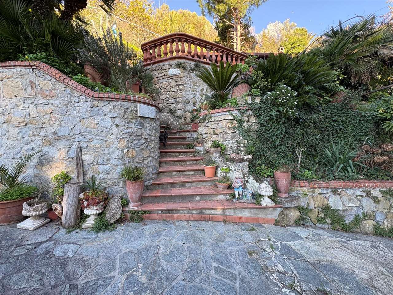 Villa con due alloggi e terreno a Sasso - Foto 7