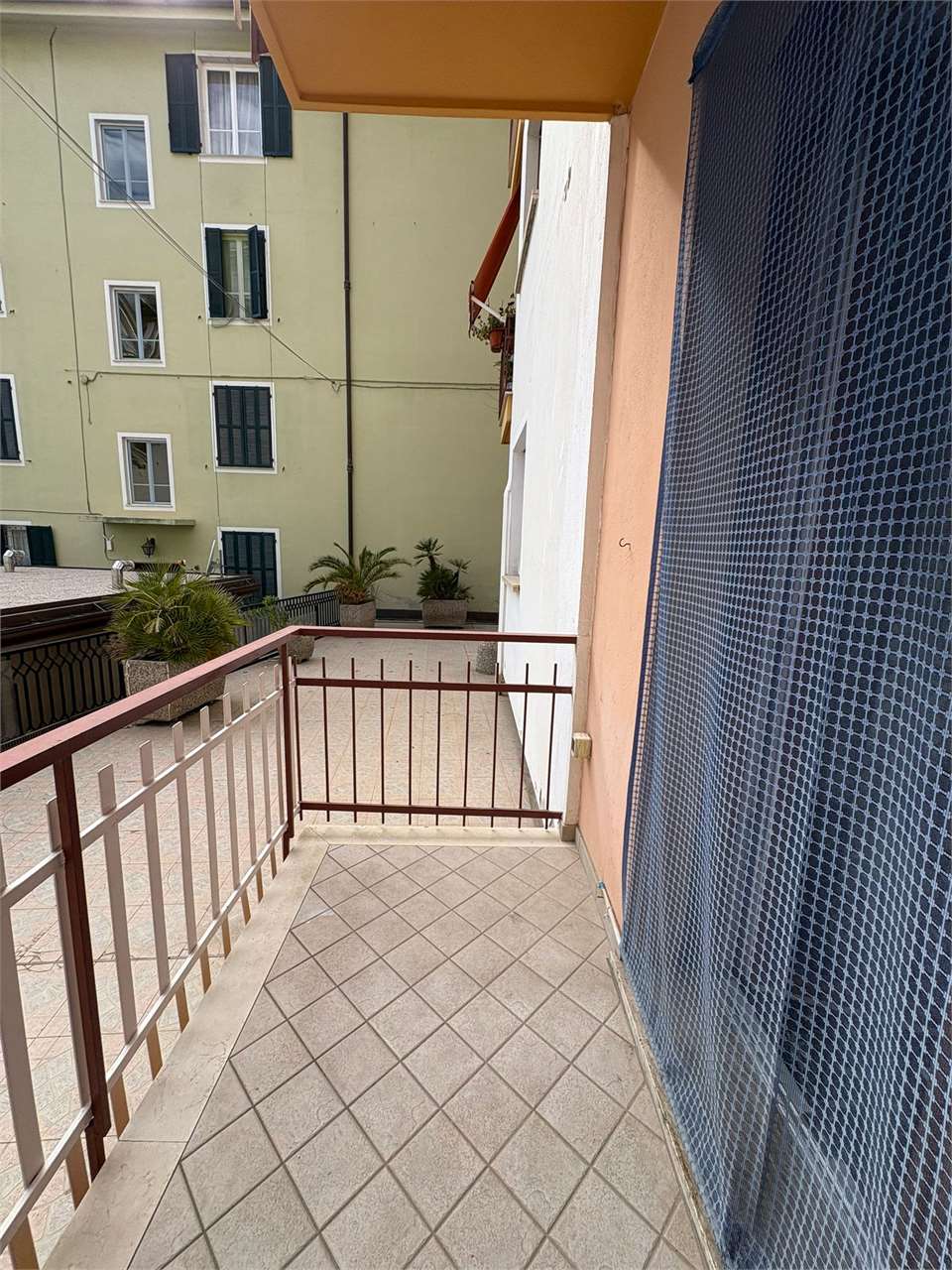 Bilocale ristrutturato con balcone e cantina - Foto 16