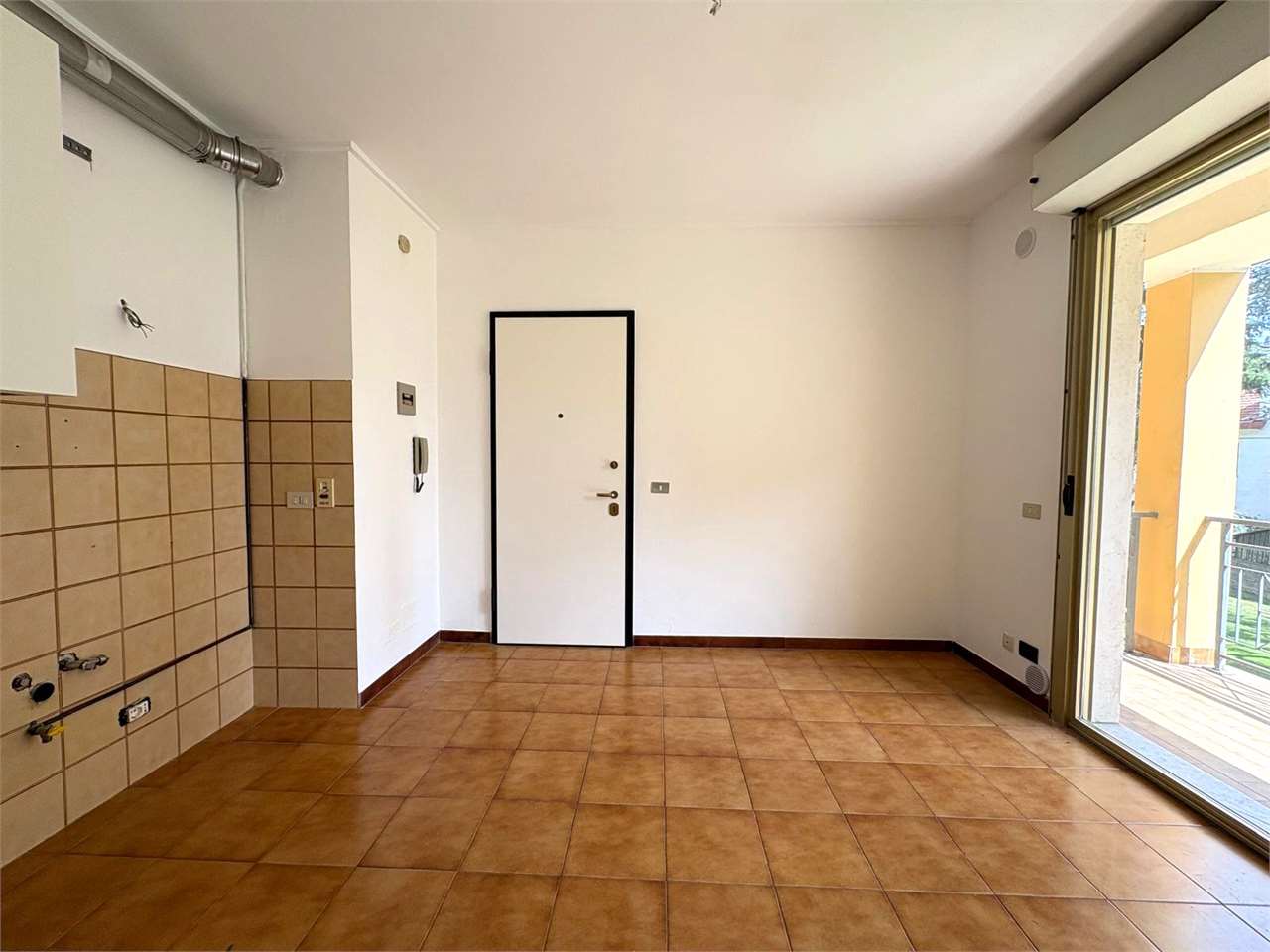 Bilocale con balcone, cantina e garage - foto 1
