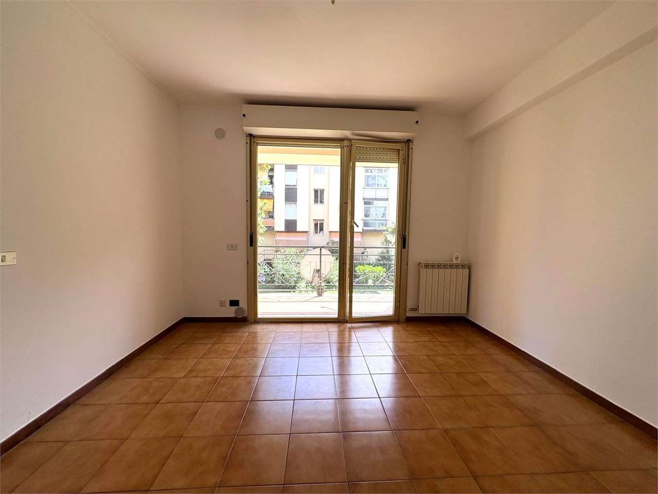Bilocale con balcone, cantina e garage - foto 3