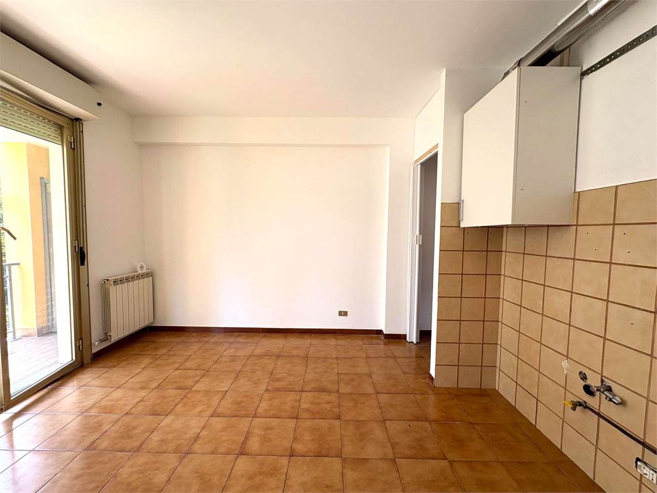 Bilocale con balcone, cantina e garage - foto 2