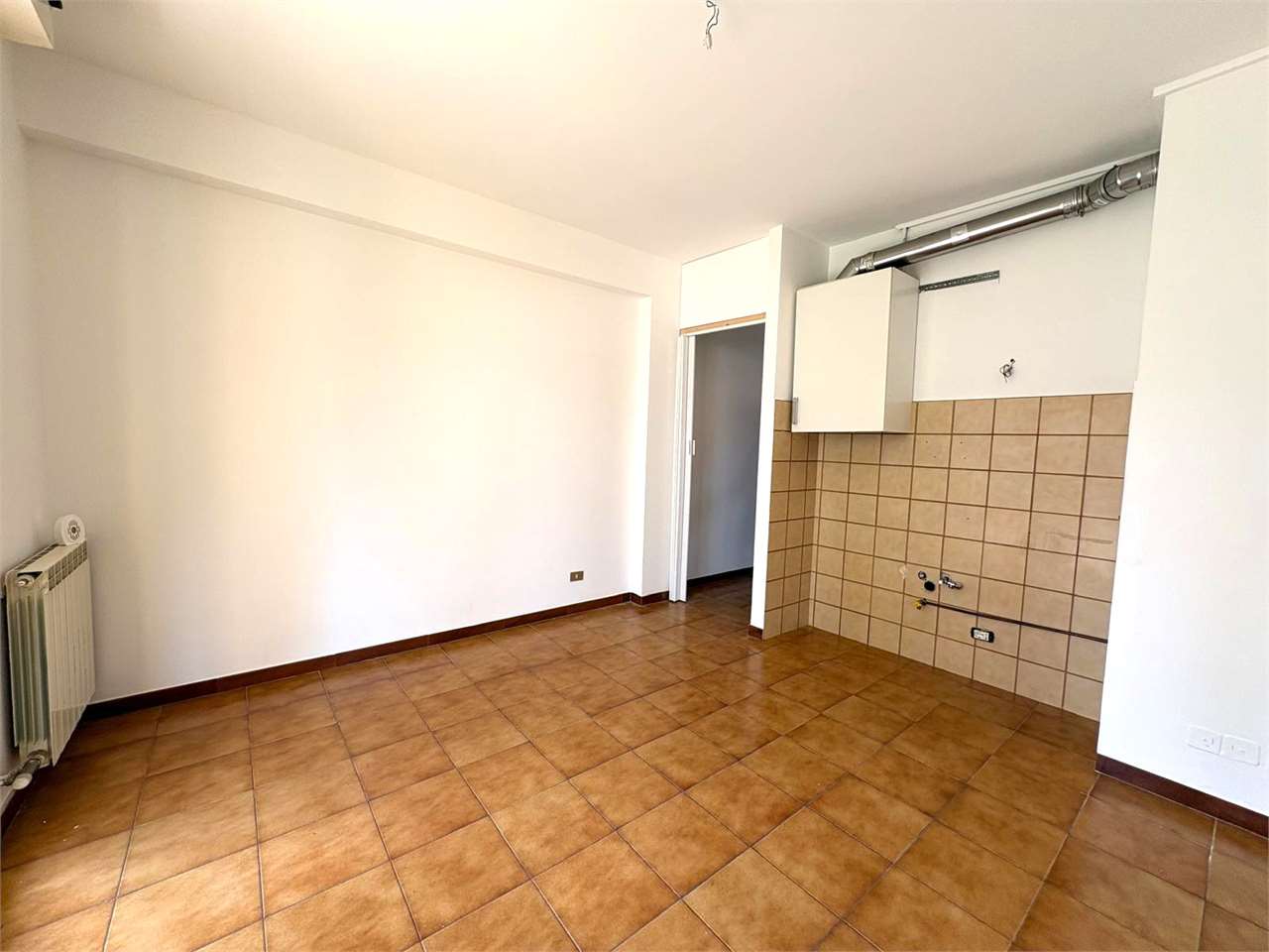 Bilocale con balcone, cantina e garage - foto 4