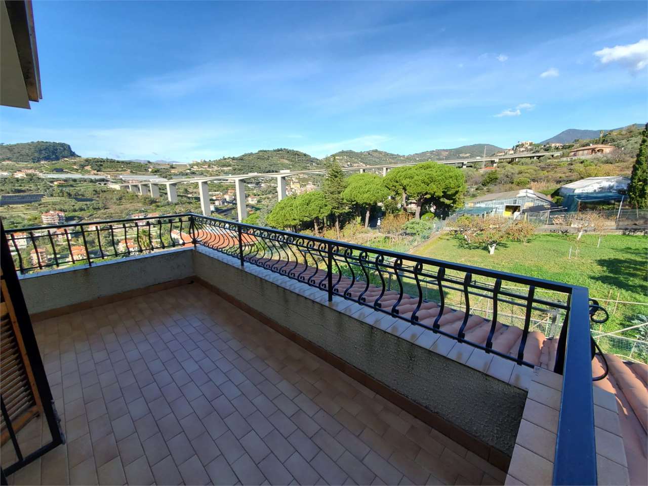 Appartamento in bifamiliare con giardino e vista mare - foto 2
