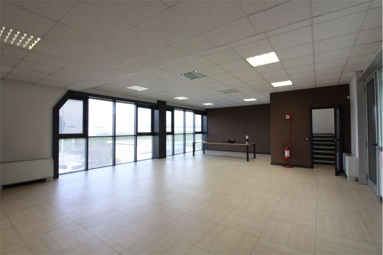 AFFITTO Capannone, Verderio, 3.333 Euro