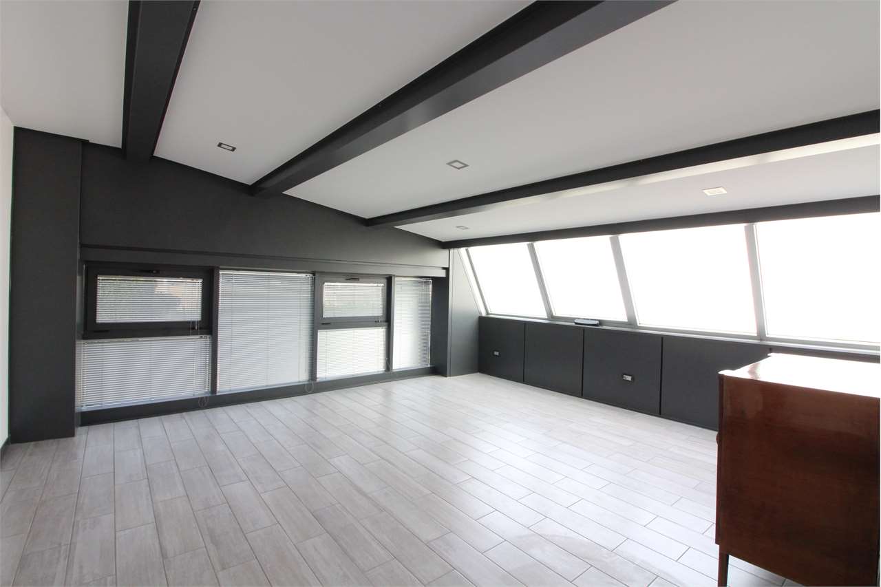 AFFITTO Capannone, Verderio, 3.333 Euro