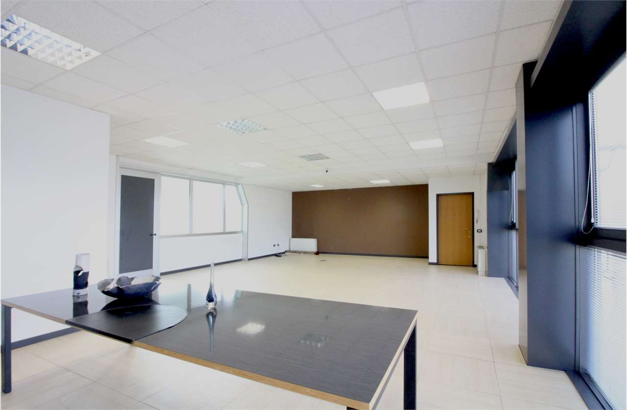 AFFITTO Capannone, Verderio, 3.333 Euro