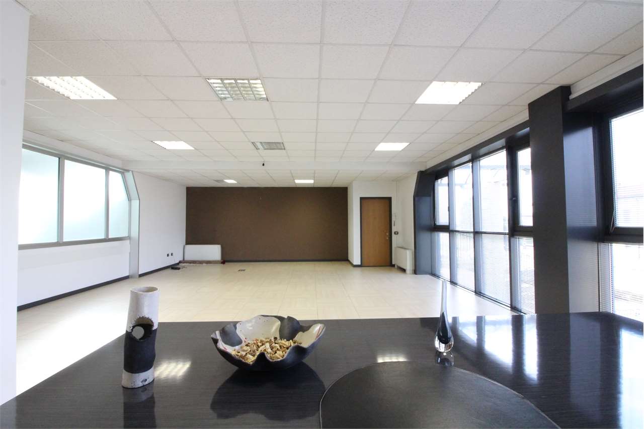 AFFITTO Capannone, Verderio, 3.333 Euro