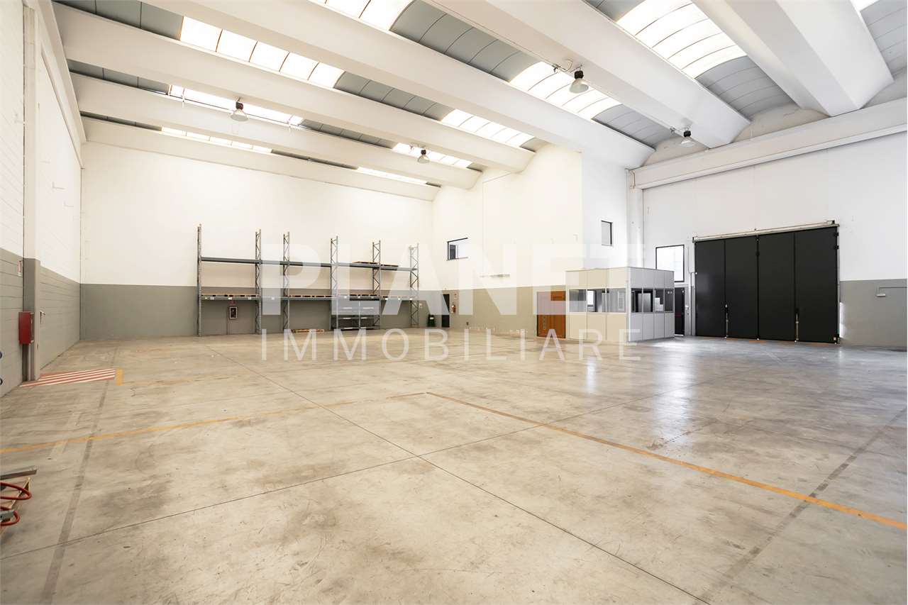 AFFITTO Capannone, Bernareggio, 3.750 Euro