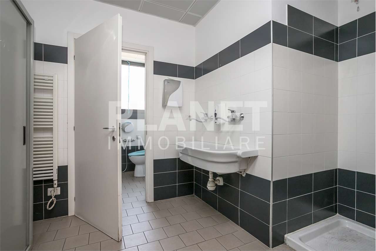 AFFITTO Capannone, Bernareggio, 3.750 Euro