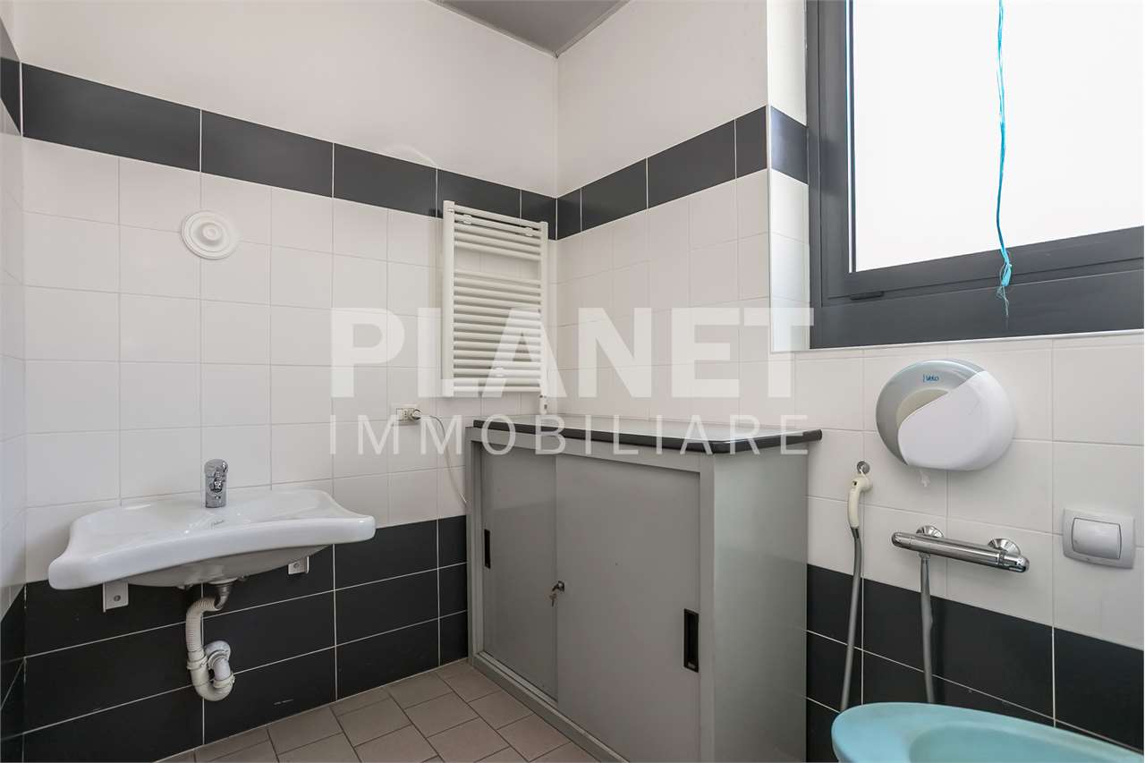 AFFITTO Capannone, Bernareggio, 3.750 Euro