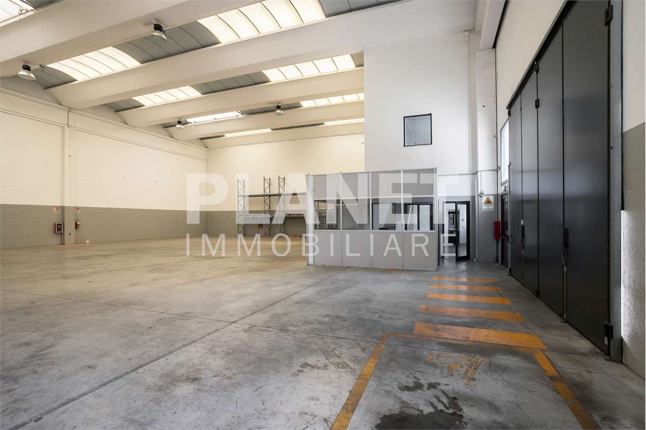 AFFITTO Capannone, Bernareggio, 3.750 Euro