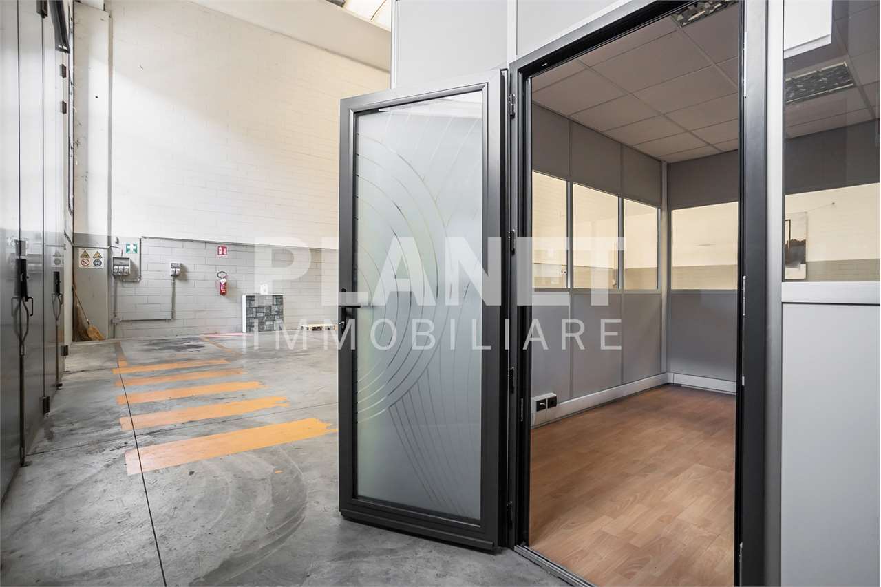AFFITTO Capannone, Bernareggio, 3.750 Euro