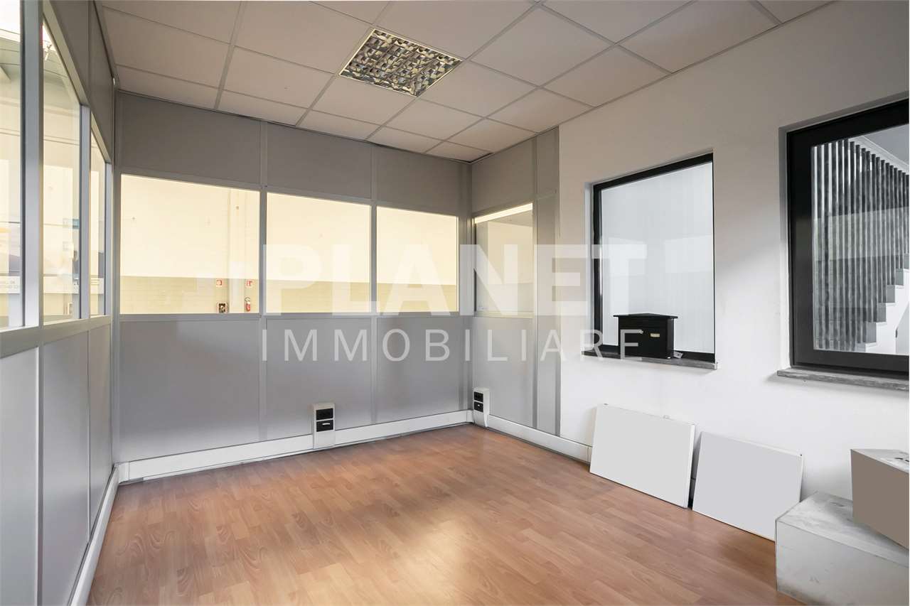 AFFITTO Capannone, Bernareggio, 3.750 Euro