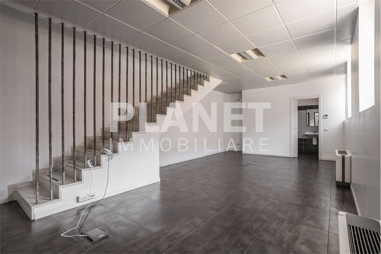 AFFITTO Capannone, Bernareggio, 3.750 Euro