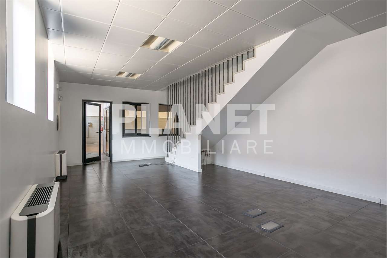 AFFITTO Capannone, Bernareggio, 3.750 Euro
