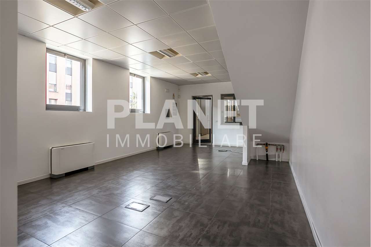 AFFITTO Capannone, Bernareggio, 3.750 Euro