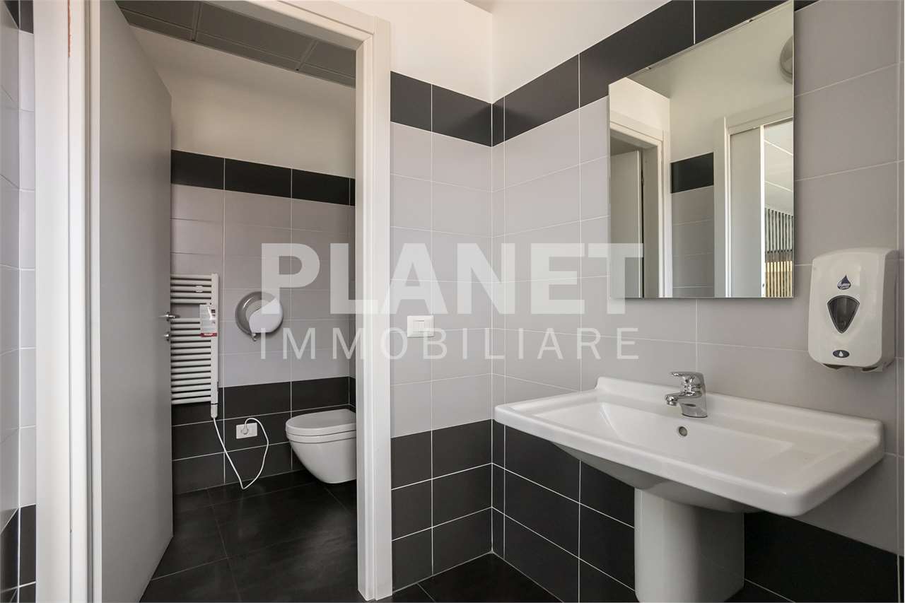 AFFITTO Capannone, Bernareggio, 3.750 Euro