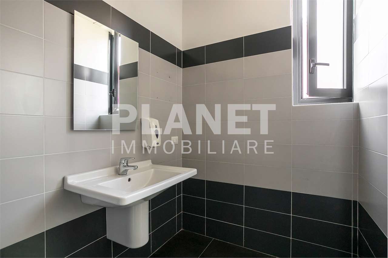 AFFITTO Capannone, Bernareggio, 3.750 Euro