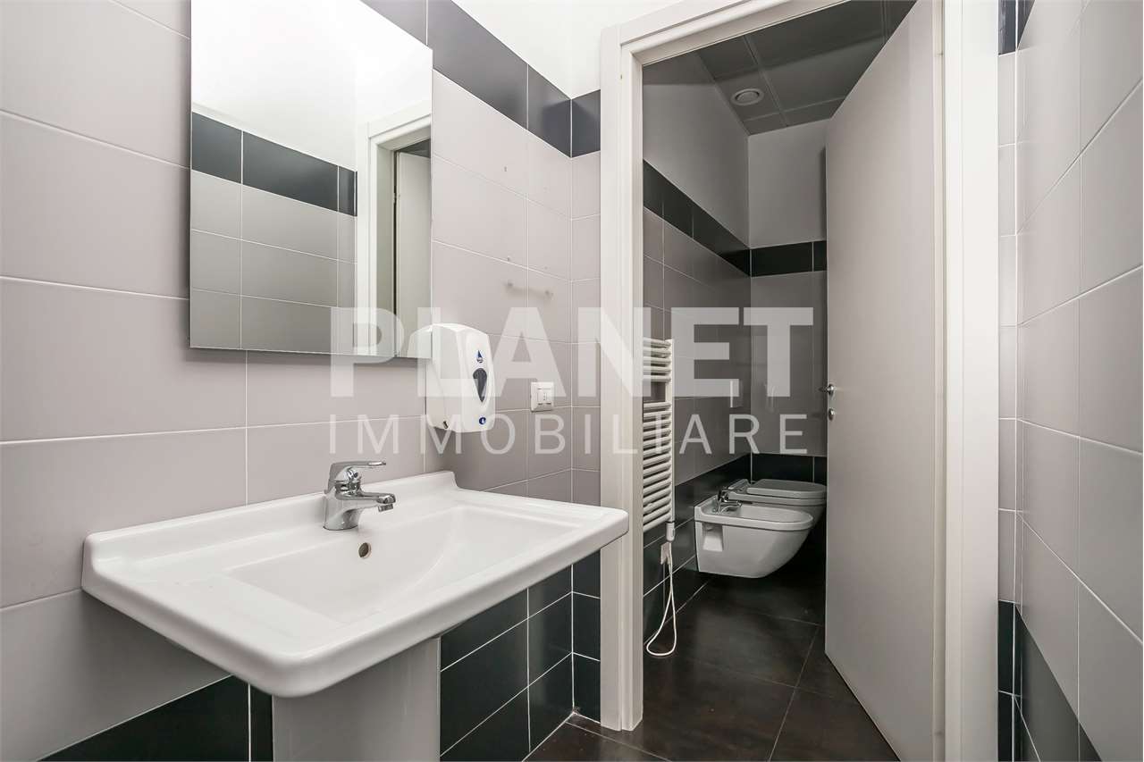 AFFITTO Capannone, Bernareggio, 3.750 Euro