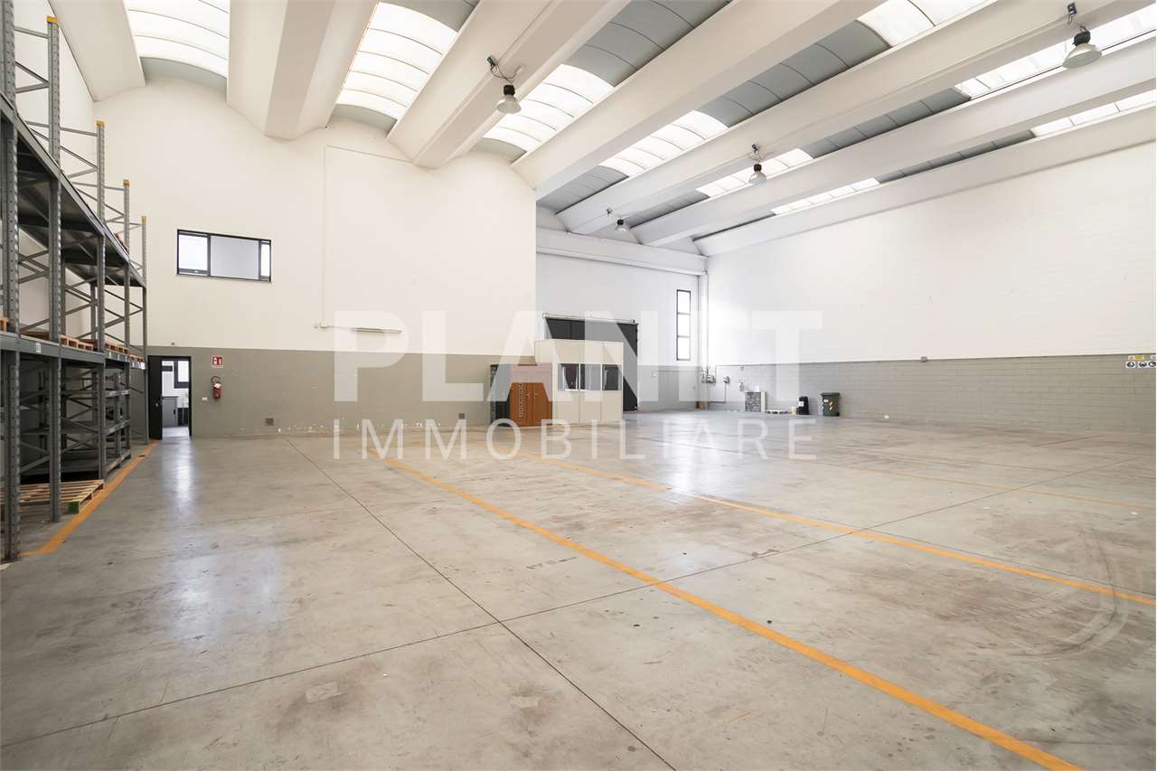 AFFITTO Capannone, Bernareggio, 3.750 Euro