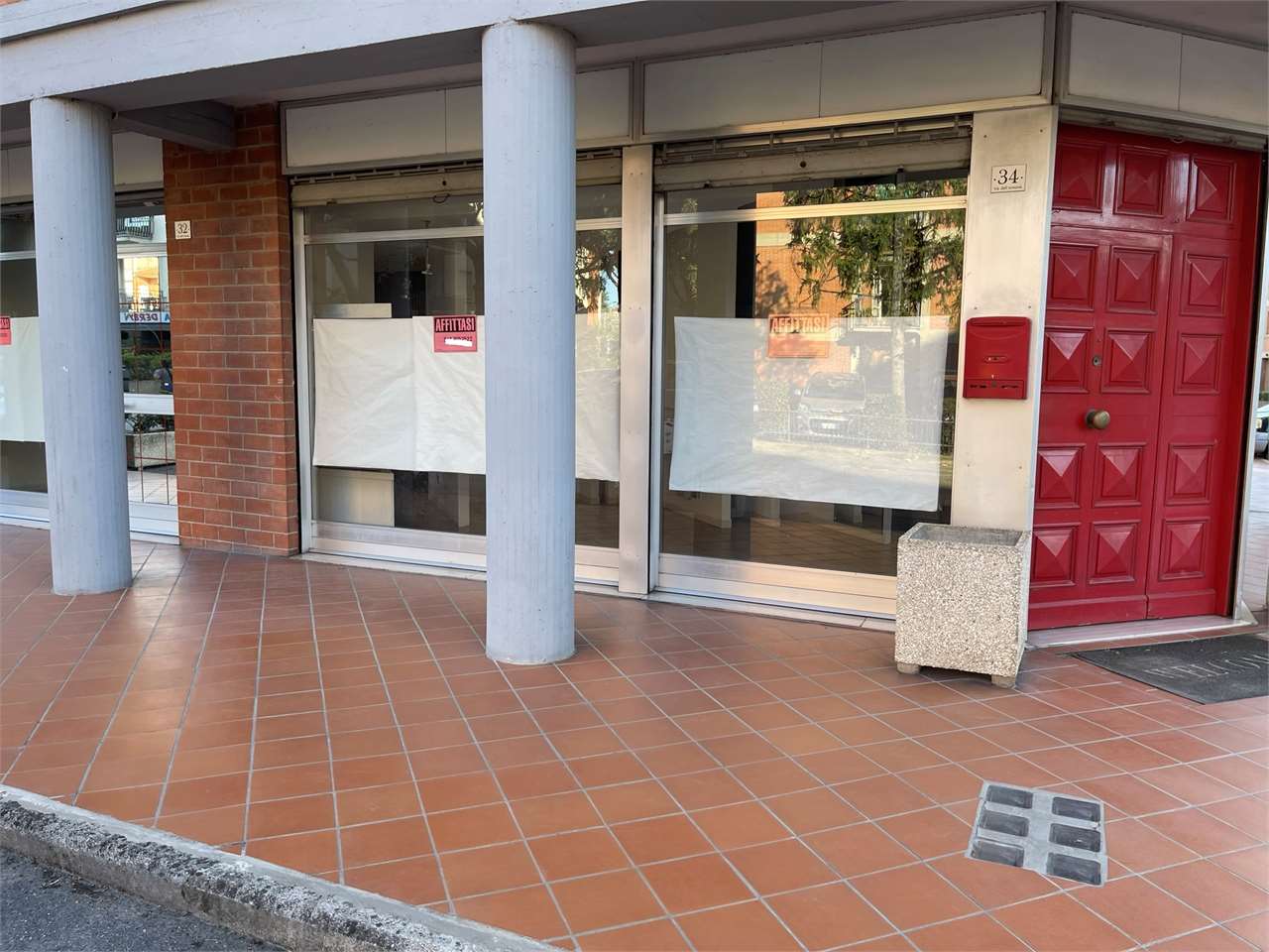 Perugia Affittasi negozio con quattro vetrine