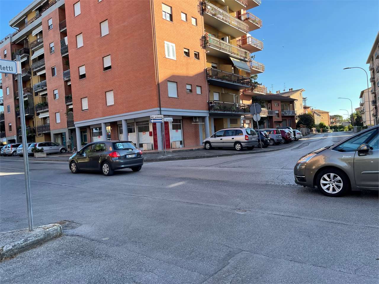 Perugia Affittasi negozio con quattro vetrine