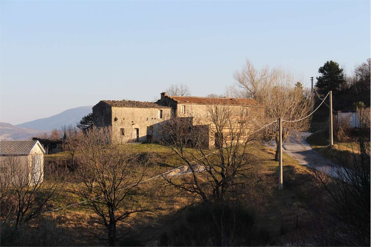 Valfabbrica Rustico casale da ristrutturare con 18 ettari con oliveto