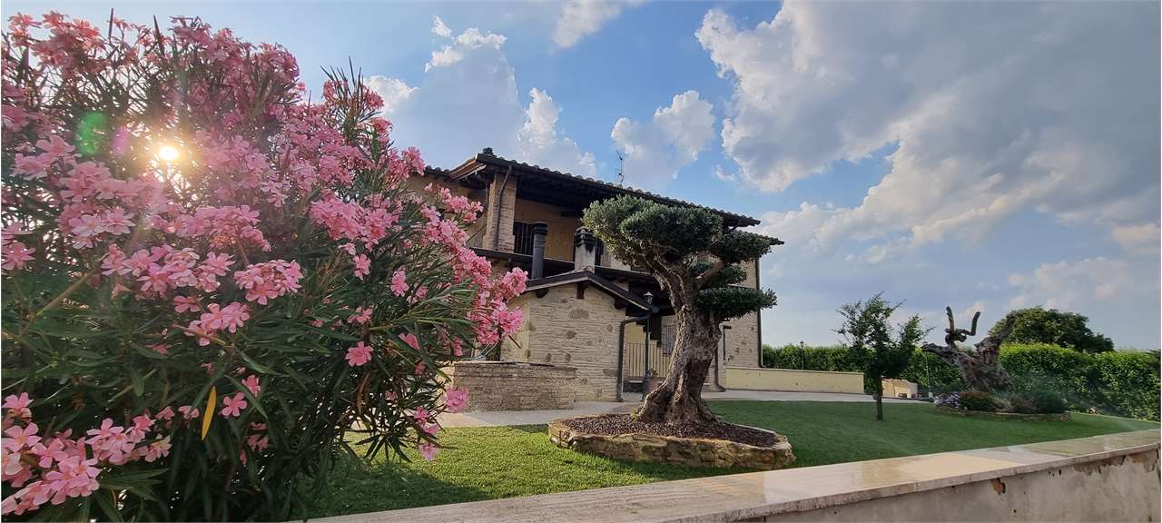 Deruta VILLA DERUTA CON 3000MQ TERRENO E FOTOVOLTAICO