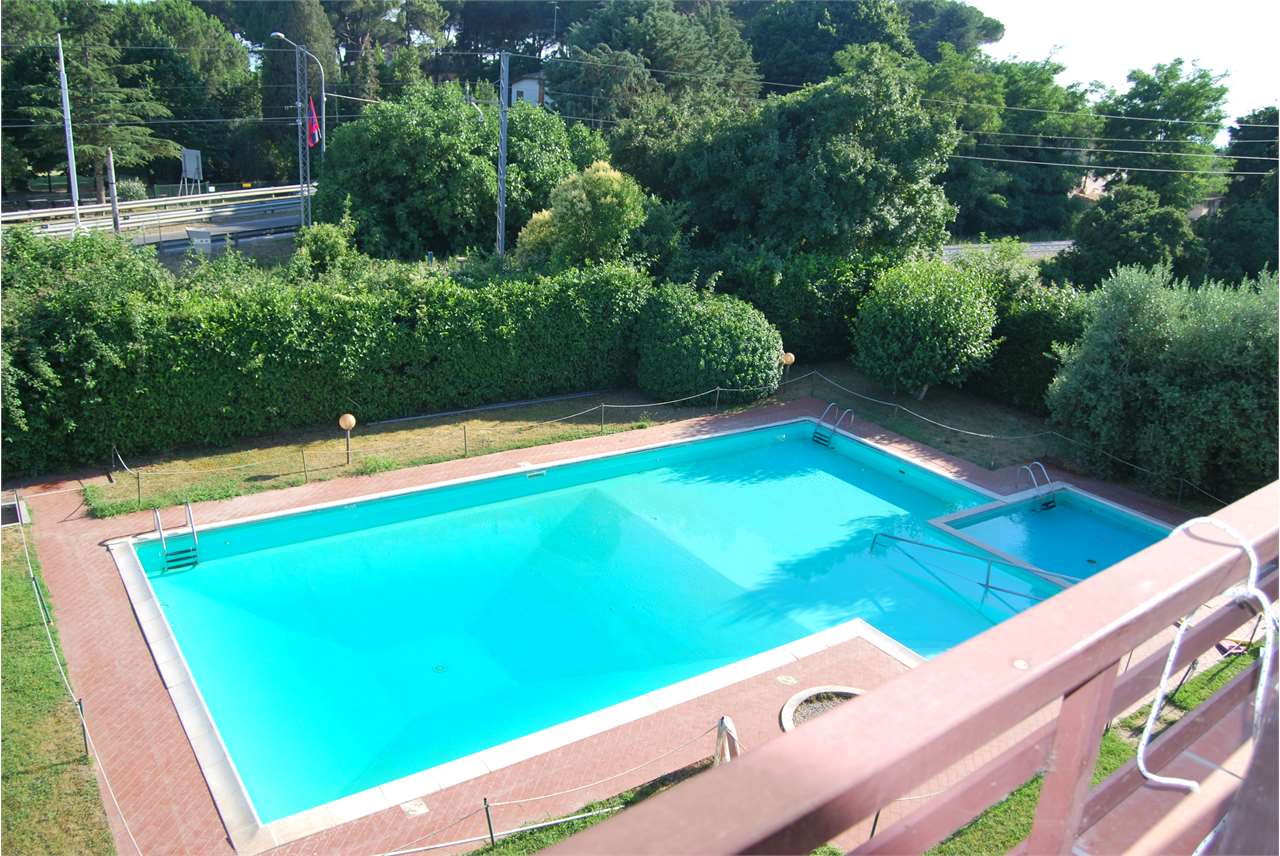 Passignano sul Trasimeno Attico con ampio balcone vista lago e piscina