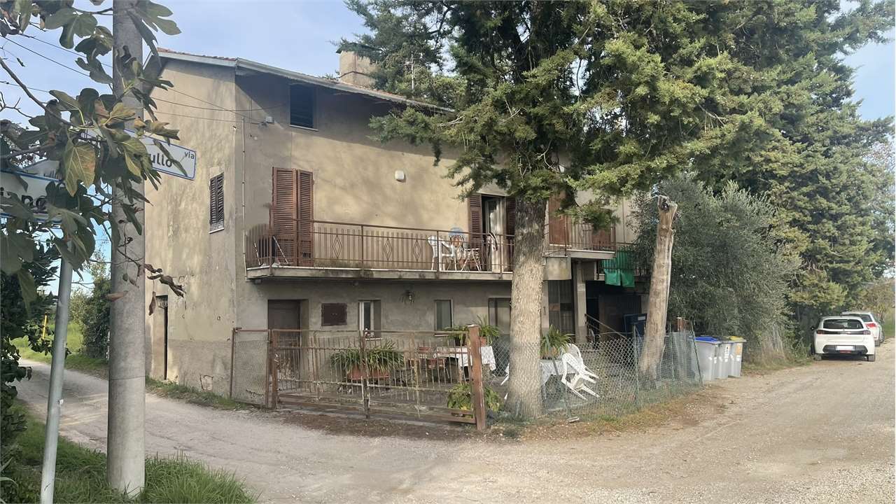 Perugia Casa singola con annesso e terreno