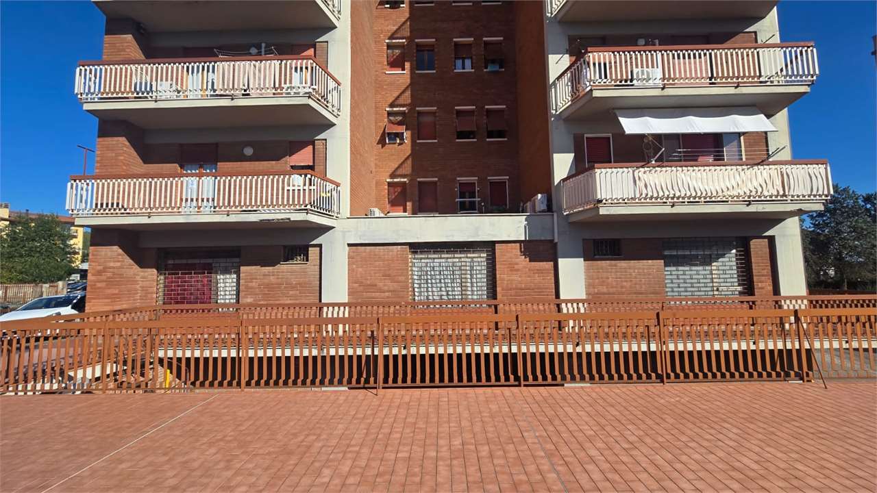 Perugia Locale commerciale doppio accesso 100 mq. San Sisto Pg