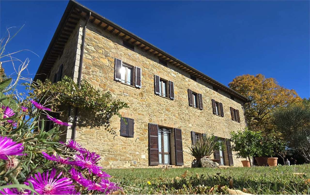 Corciano Prestigioso Casale dominante in Pietra con Piscina e Panorama Unico nelle Colline di Corciano