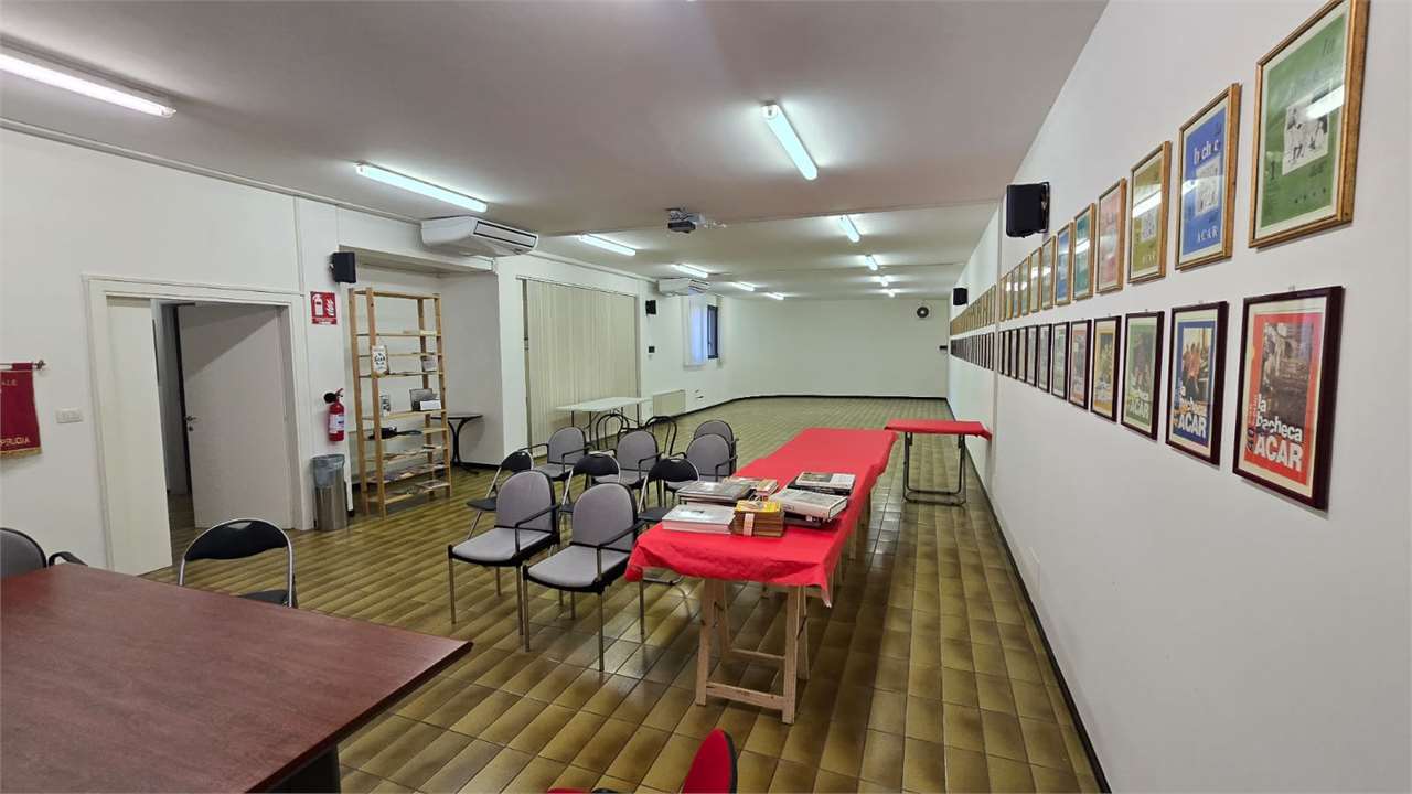 Perugia Locale commerciale ampie metrature ottima soluzione fronte strada.