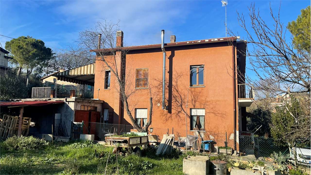 Perugia ZONA PREPO Casa singola con due appartamenti e ampio terreno privato
