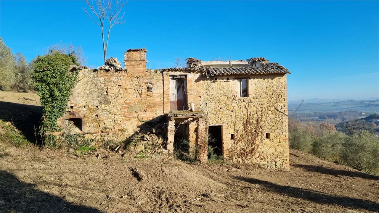 Marsciano Casale con 1,5 ettari di terreno e uliveto Marsciano / Compignano