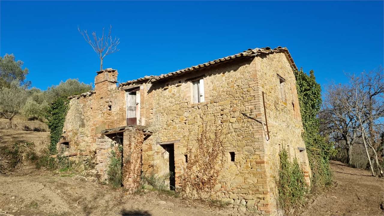 Marsciano Casale con 1,5 ettari di terreno e uliveto Marsciano / Compignano