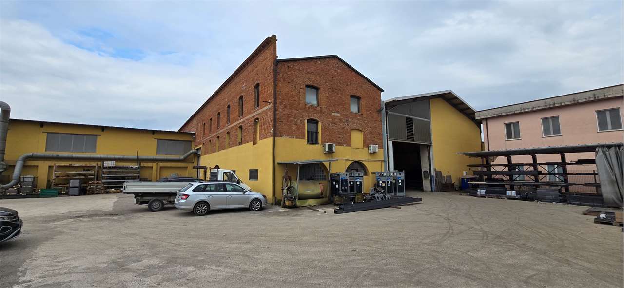Perugia Affittasi capannone 1000 mq più uffici Villa Pitignano (PG)