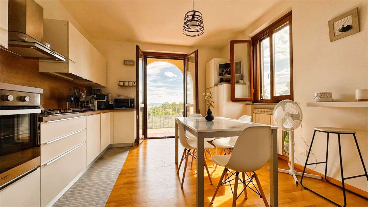Passignano sul Trasimeno Passignano S.T. Ultimo piano su due livelli con vista lago, garage e soffitta da personalizzare