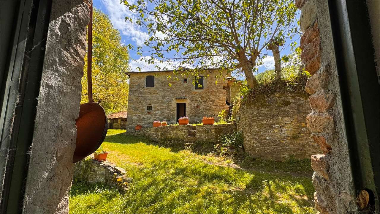 Città di Castello Antico Mulino circondato da torrente con 27 ettari di terreno