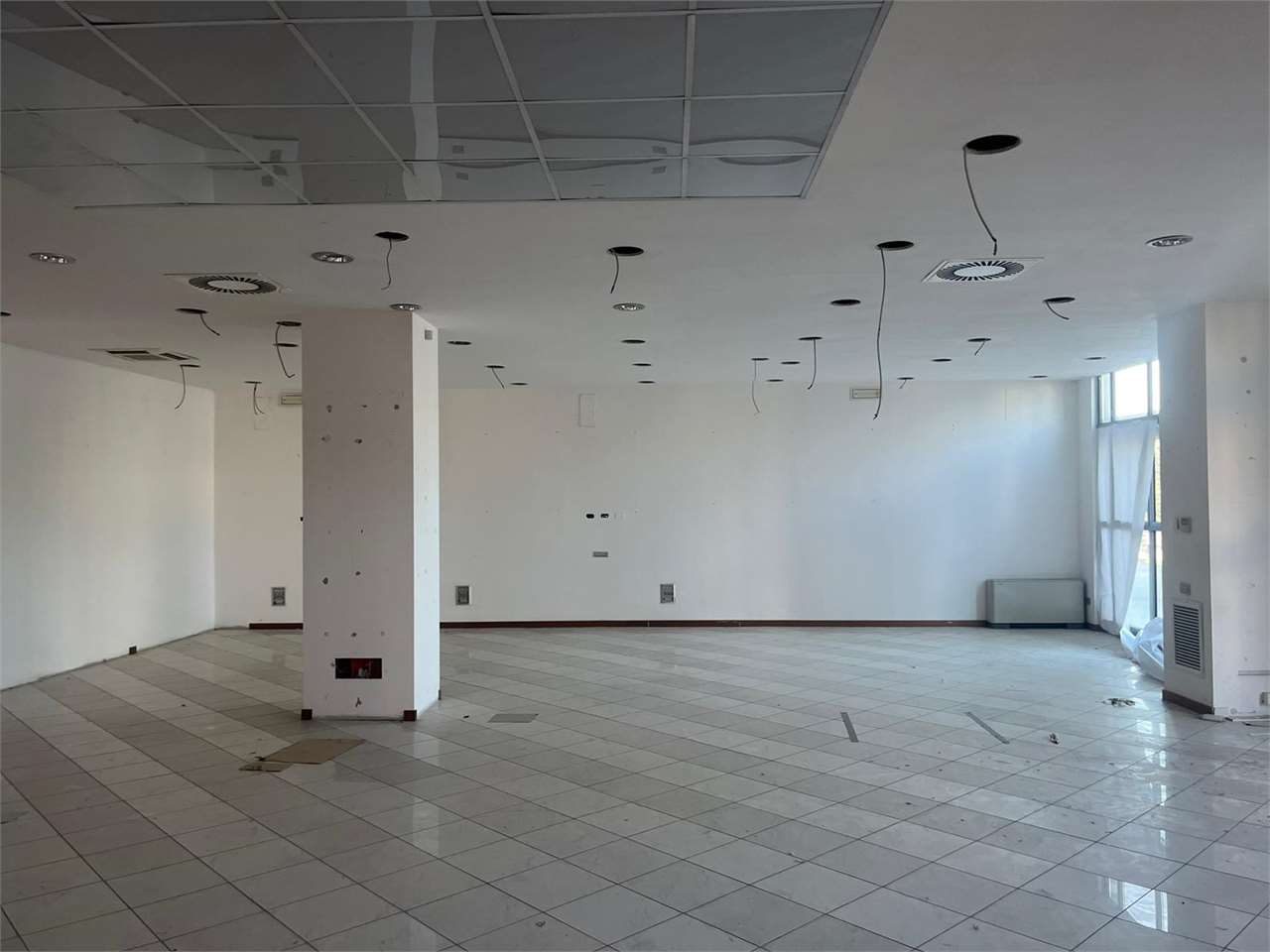 Corciano Negozio 220 mq con 4 vetrine
